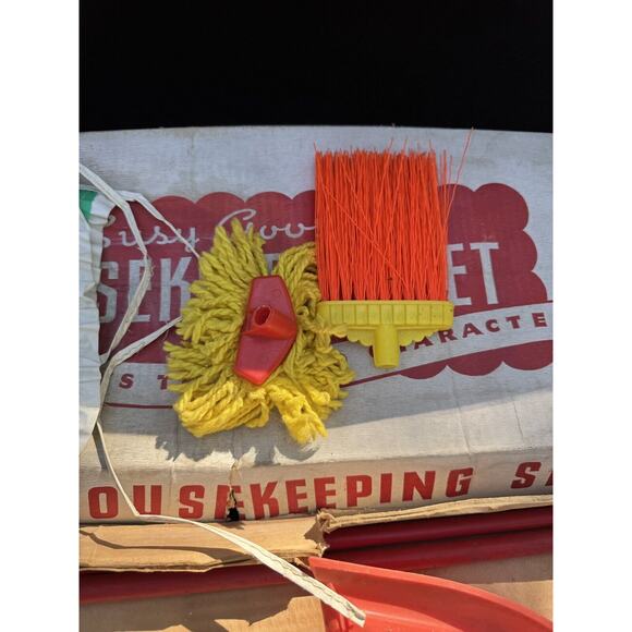 1940’s Susy Goose Housekeeping Set Kiddie Brush Sweeper Broom Set in Box! - Picture 5 of 12